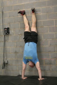 Bill locking out a hspu during Open Wod 15.4.